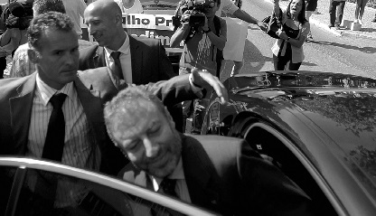 Protestos. O ministro Nuno Crato foi ontem vaiado na Escola Secundária Sebastião da Gama, em Setúbal. Os manifestantes exigem a colocação demais professores, turmas mais pequenas e auxiliares de ação educativa. (Foto Carlos Santos/LUSA)