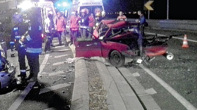 O carro onde seguiam as vítimas mortais ficou totalmente destruído com a força do embate. Os corpos foram desencarcerados (Foto de António Lucio) O carro onde seguiam as vítimas mortais ficou totalmente destruído com a força do embate. Os corpos foram desencarcerados (Foto de António Lucio)