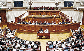 A Assembleia da República deve voltar a debater o limite de mandatos para cargos políticos. BRUNO SIMÃO