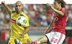 O pacense Tony atento a Markovic ontem na Luz VÍTOR CHI
