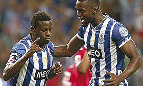 Varela festeja o 1.º golo do FC Porto com Jackson JOSÉ COELHO/LUSA