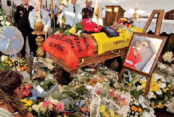 Sobre a urna do jovem que morreu aos 18 anos, foi colocado o equipamento que o bombeiro usava e uma mensagem dos colegas