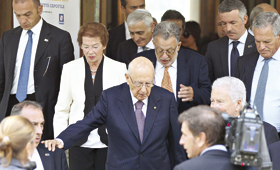O presidente Napolitano procura uma saída para a crise criada por Berlusconi