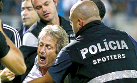 Jorge Jesus tentou resgatar um adepto do Benfica aos stewards e agentes da PSP (Manuel Araújo)
