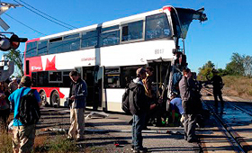 Um comboio Via Rail e um autocarro colidiram no extremo oeste de Ottawa, a 18 de setembro de 2013. (The Canadian Press/Terry Pedwell.)