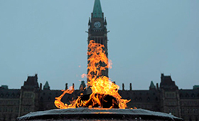 A Centennial Flame no Parliament Hill, na cidade de Ottawa. (The Canadian Press / Sean Kilpatrick)
