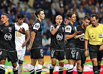 Jogadores do Vitória protestam penálti junto de Proença (Foto de José Coelho/LUSA)