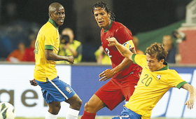 SEM ARMAS. Ramires vê Bruno Alves entrar forte sobre Bernard (PEDRO FERREIRA)