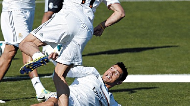 Jogador galês respondeu comum toque em habilidade a entrada dura do extremo português (Foto SERGIO PEREZ/REUTERS)