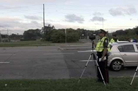 Um policial controla a velocidade dos automobilistas, no primeiro dia de regresso às aulas - 3 de setembro de 2013. CityNews