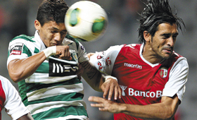 Montero cabeceia para o 1.º golo do Sporting, entre Éder e Custódio. (DIREITOS RESERVADOS)