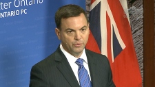 O líder conservador Tim Hudak fala aos repórteres na quarta-feira, 9 de outubro, 2013.