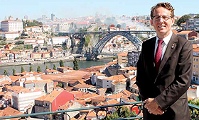 Andrew Cash em V. N. Gaia com o rio Douro e o Porto em fundo. (Direitos Reservados)