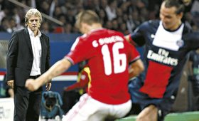 Jesus vê Siqueira a tentar roubar a bola a Ibrahimovic (Christophe Karaba/EPA8)