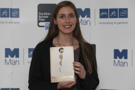 A autora Eleanor Catton durante uma sessão fotográfica no Queen Elizabeth Hall, em Londres, 13 de outubro de 2013. Associated Press/Sang Tan