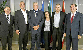 José Cesário, Peter Santos, João Santos, Maria Santos, Christopher Santos e o Cônsul Geral de Portugal Júlio Vilela. (DIREITOS RESERVADOS)