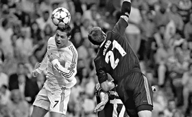 Cristiano Ronaldo cabeceia para o primeiro golo do Real Madrid (Paul Hanna/REUTERS)