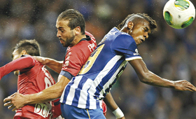 Kelvin, o homem do título da época passada, ganha a bola a dois adversários num duelo nas alturas. (FERNANDO VELUDO / LUSA)