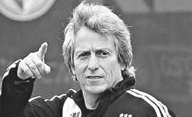 Jorge Jesus tem seguido as exibições do defesa e do avançado (Paulo Calado)