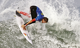 Kai Otton tem 33 anos e está há sete no circuito mundial de surf (JOSÉ SENAGOULÃO/LUSA)