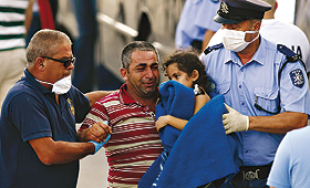 Resgatadas mais de duas centenas de imigrantes em alto-mar. (FOTOS DARRIN ZAMMITLUPI/REUTERS)