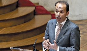 Ministro vai propor a continuação dos duodécimos em 2014 (Foto João Relvas/LUSA)