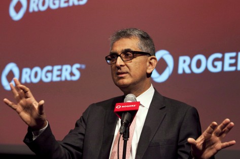 O CEO da Rogers Communications, Nadir Mohamed, fala na reunião geral anual da empresa em Toronto - 23 de abril de 2013. The Canadian Press/Matthew Sherwood