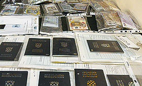 Passaportes apreendidos à rede – juntamente com centenas de milhares de euros – têm dados falsos, sobretudo na paternidade de crianças. (FILIPA COUTO)