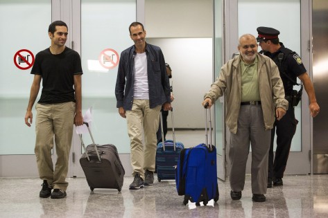 John Greyson, centro, e Tarek Loubani, à esquerda, à chegada ao Aeroporto Internacional de Pearson (Toronto), com o pai de Loubani, Mahmoud Loubani, à direita, - 11 de outubro de 2013. The Canadian Press/Mark Blinch