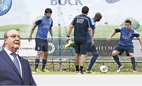 Dirigente esteve no relvado como treinador no início da preparação do jogo com o Arouca (Estela Silva/LUSA)