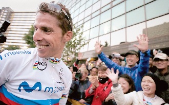 Rui Costa foi ontem muito felicitado, em Saitama, pelos adeptos japoneses de ciclismo (Foto de Kiyoshi Ota/EPA)