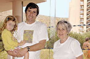 António Pinto de Sousa, na foto com a mãe, Maria Adelaide Carvalho Monteiro, faleceu a 2 de agosto de 2011, enquanto aguardava por um pulmão para ser transplantado (Foto e Vítor Mota)