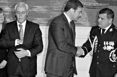 Primeiro-ministro, Pedro Passos Coelho, cumprimenta o novo diretor nacional da PSP, Luís Farinha (Foto de Bruno Colaço)