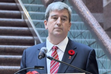 O ministro dos transportes do Ontário, Glen Murray, dá início à campanha do laço vermelho - 05 de novembro de 2013. CityNews