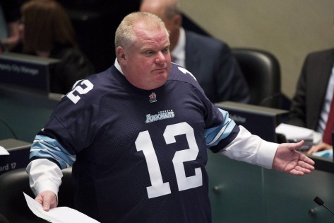 Rob Ford fala aos membros do conselho da cidade, usando uma camisola dos Toronto Argonauts - 14 de novembro de 2013. THE CANADIAN PRESS/Nathan Denette