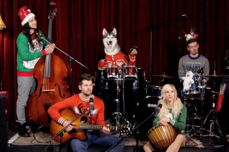 Walk off the Earth, durante o registo musical “Little Drummer Boy”. YOUTUBE.