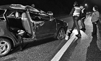 Lateral direita do Fiat Punto ficou totalmente destruída devido ao impacto brutal contra o poste (Foto de Nuno André Ferreira)