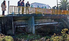 O carro ‘voou’ alguns metros após embater nos rails e acabou por cair no riacho. (FOTO: RAFAELA CADILHE)