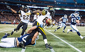 Uma jogada durante o jogo entre os Toronto Argonauts e os Hamilton Tiger-Cats. 17 de novembro de 2013. (Chris Young / The Canadian Press)