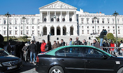 Várias dezenas de taxistas protestaram contra o aumento da carga fiscal (Foto de José Sena Goulão/LUSA)