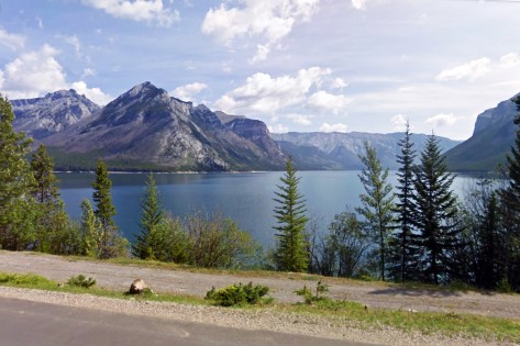Uma vista para o Lago Minnewanka no Parque Nacional de Banff. GOOGLE