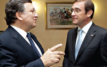 Durão Barroso e Passos Coelho discutiram ontem, em Bruxelas, o programa de ajuda a Portugal (Foto de ETIENNE ANSOTTE/LUSA)