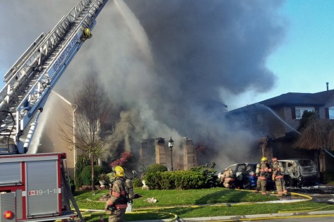 Corporações de bombeiros combatem um incêndio na La France Road, em Brampton - 3 de novembro de 2013. CityNews/Tony Fera
