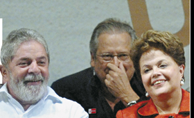 José Dirceu entre Lula da Silva e a atual presidente brasileira, Dilma Rousseff (FERNANDO BIZERRA/EPA)