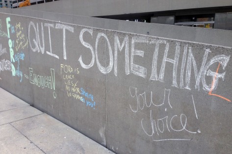 Mensagens de giz, escritas num mural da Nathan Phillips Square, em Toronto, apelam ao presidente Rob Ford para se demitir - 6 de novembro de 2013. CityNews/Peter Dworschak