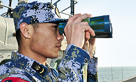 O porta-aviões chinês ‘Liaoning’ atracou ontem numa ilha do Marda China a oeste das Diaoyu. (XINHUA/REUTERS)