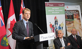O ministro Chris Alexander, durante o anúncio conjunto com o homólogo da província do Ontário, Michael Coteau