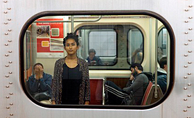 Nadia, originalmente de Bangladesh, posa para uma foto no metro de Toronto - 09 de novembro de 2013. (COSMOPOLIS TORONTO / Colin Boyd Shafer)