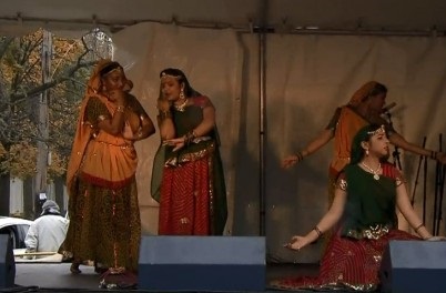 Dançarinas atuam durante as celebrações Diwali no Gerrard India Bazaar, 2 de novembro de 2013. CityNews