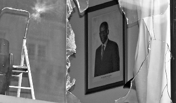Ato de vandalismo na embaixada de Angola, em Lisboa, ocorreu ontem de madrugada (Foto de Miguel A. Lopes/LUSA)
